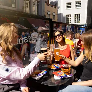 Rezz Temple Bar, Hotel